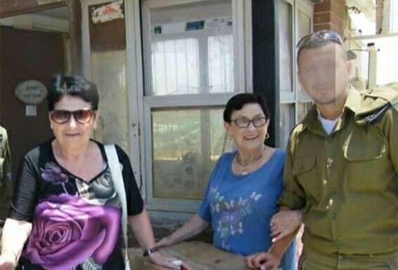 דיירות בית בכפר בחלוקת חבילות לחיילים